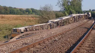 İngiltere'de tren kazası: Raydan çıkan yolcu treninde 30 yaralı, soruşturma başlatıldı
