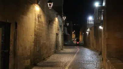 Şanlıurfa'nın Tarihi Sokakları Artık Gece de Işıl Işıl