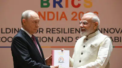 Putin ve Modi Yeni Delhi'de bir araya geldi: BRICS zirvesi öncesi kritik diplomasi