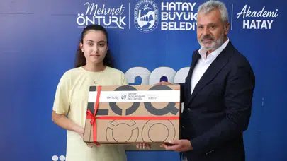 Hatay'ın başarılı gençlerine belediyeden tam destek: 33 öğrenciye ödül yağdı