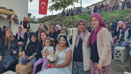Endonezyalı gelin Manisa’da köy düğünü yaptı