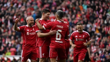 Anfield’da dostluk rüzgarı estiren efsaneler: Liverpool ve Dortmund 2-2 berabere kaldı