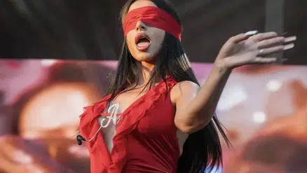 Alizade, Sziget Festivali'nde Kırmızı Kostümüyle Dikkat Çekti ve Sosyal Medyada Yankı Buldu
