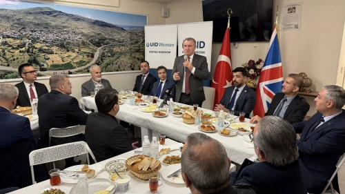Bakan Bak, Londra'da diaspora gücünü vurguladı: Türkiye'nin deprem sonrası yatırımlar