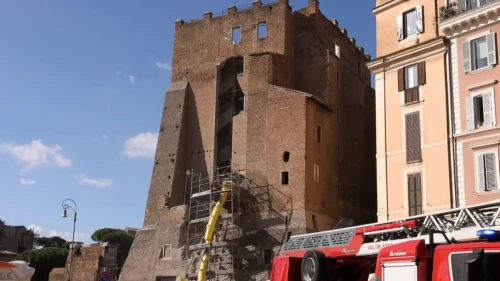 Roma’nın simge yapılarından Torre dei Conti kulesi çöktü