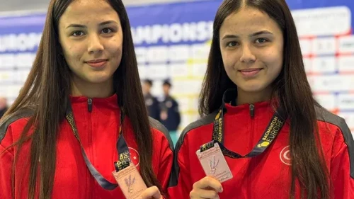 Badminton’de gurur: Yemişen kardeşler bronz madalyayla döndü