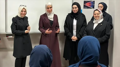 Suriye Cumhurbaşkanı Şara’nın eşi Latife El Durubi, Kadıköy Anadolu İmam Hatip Lisesi’ni ziyaret etti