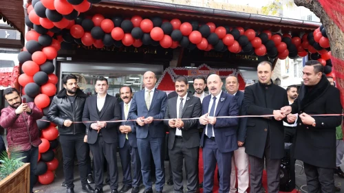 “Gaziantep’in gülen yüzü” olarak tanınan İsmail Şef’in yeni mekanı  Tarihi Bey Kebapçısı açıldı