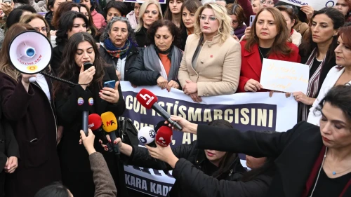 Kadın milletvekillerinden TBMM önünde istismar ve cinayet protestosu