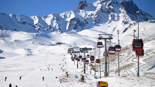 Erciyes Kayak Merkezi’nde sezon açıldı: Kış turizmi hareketlendi