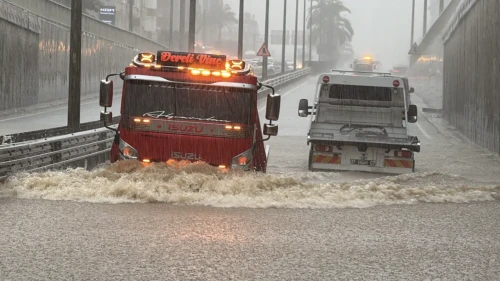 Alanya'da sel felaketi: İş yerleri su altında araçlar mahsur kaldı