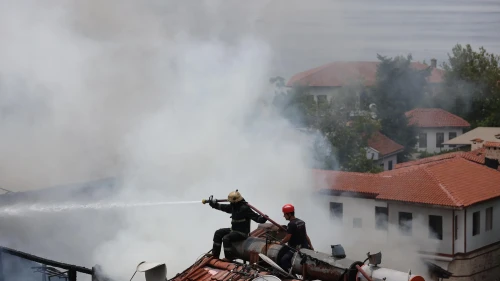 Antalya Kaleiçi'nde otelde çıkan yangın kontrol altına alınmaya çalışılıyor