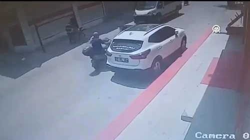 Adana'da motosiklet kazası: Kapıya çarpan sürücü hastaneye kaldırıldı