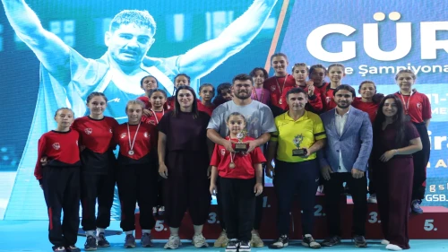 Sivas’ta güreşin minik yıldızları şampiyonluk için mindere çıktı