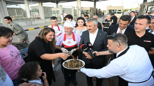 Kapıkule'de gurbetçilere tava ciğerli ve halk oyunlu karşılama