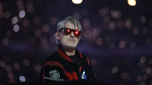 Ünlü elektronik müzik sanatçısı Kavinsky Paris'te yaşamını yitirdi, ölüm nedeni araştırılıyor