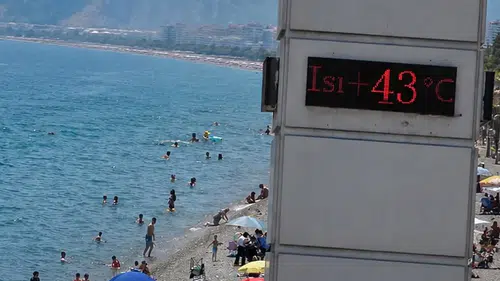 Antalya'da Kavurucu Sıcaklık: Termometre 43 Dereceyi Gördü, Plajlar Dolu!