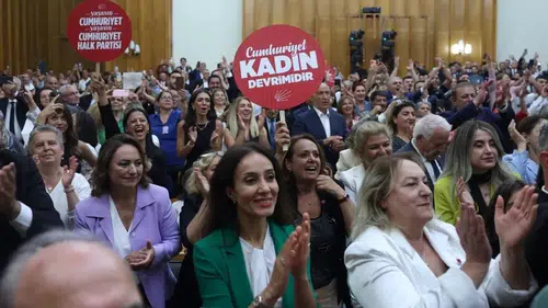 CHP KADIN KOLLARI'NDAN TBMM GRUP TOPLANTISINA 600 KİŞİLİK ÇIKARMA: "İNANCIMIZ TAM, YOLUMUZ AÇIK"