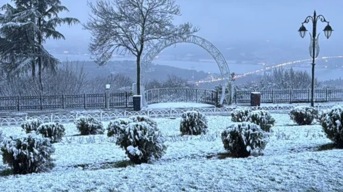 İstanbul'a kar yağdı: Okullar bir gün tatil sürücüler dikkat