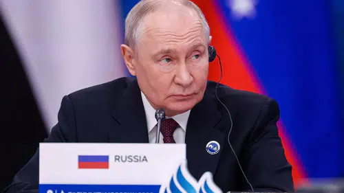 Putin'den enerji piyasası için kritik çağrı: Yaptırımları kaldırın, istikrarı sağlayın