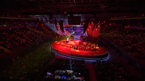 Ebru Yaşar’dan Volkswagen Arena’da 360 derece sahne şovu