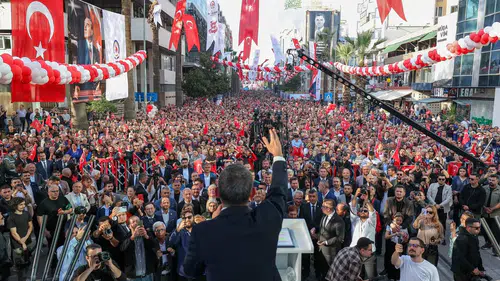 Özgür Özel’den fon soruşturması tepkisi: “Bunlar foncudur, vurguncudur”
