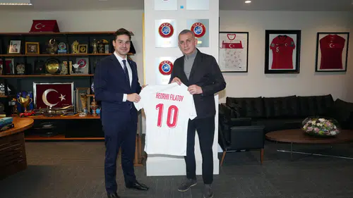 Ukrayna'nın Başkonsolosu Heorhii, TFF Başkanı Hacıosmanoğlu ile Görüşüp Forma Değiştirdi