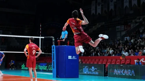 Galatasaray, Halkbank'ı 3-0 ile geçerek final yolunda büyük avantaj sağladı