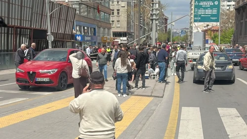 Ankara'da korkutan anlar: istinat duvarı yayaların üzerine devrildi, yaralılar var mı?