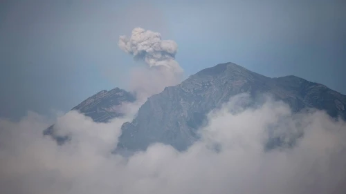 Semeru yanardağı yeniden harekete geçti: 9 patlama ile 1000 metreye ulaştı