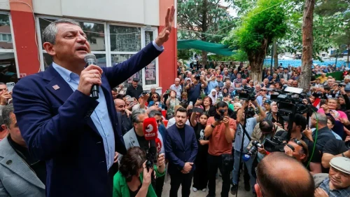 Özgür Özel: Sen partiyi başkasına verebilirsin, ben milletle gönül gönüleyim