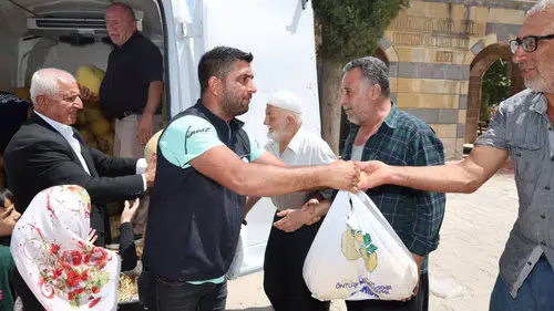 Hatay'da bereket sofralara taştı: 100 ton kavun ihtiyaç sahiplerine ulaştırıldı