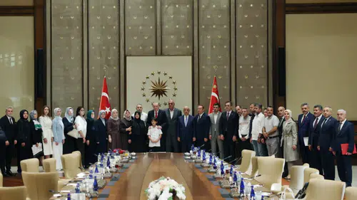 Kahramanmaraş’taki okul saldırısında hayatını kaybedenlerin aileleri Külliye’de ağırlandı