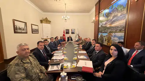Kars'ta güvenlik zirvesi: Okul çevreleri ve sınır hattı masada