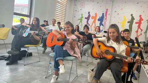 GSB Kültür ve Sanat Okulları'nda gitar kursu devam ediyor