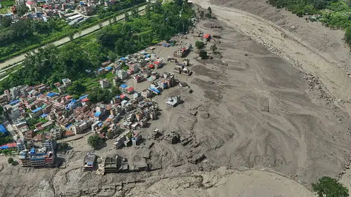 Himalayalar'ın eteklerinde can pazarı: Nepal'de sel felaketinde bilanço ağırlaşıyor
