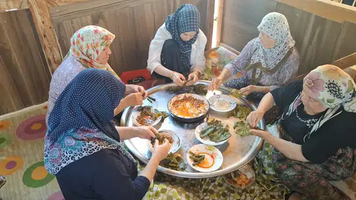 Başören'de düğün telaşı: Kadınlar imece usulüyle hem baklava açıyor hem dolma sarıyor