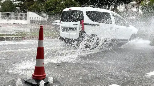 Meteoroloji uyardı: Yarından itibaren sıcaklıklar düşüyor, sağanak geliyor