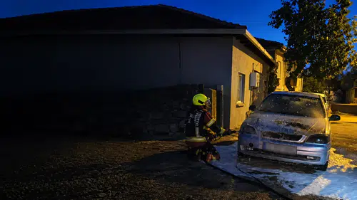 Sındırgı'da park halindeki otomobil alevlere teslim oldu: 3 itfaiyeci seferber oldu