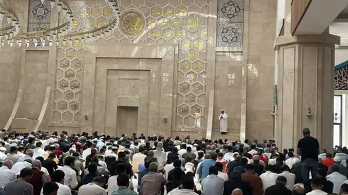 Kars'ta kandil gecesi camileri dolduran vatandaşlar dualarla bir araya geldi