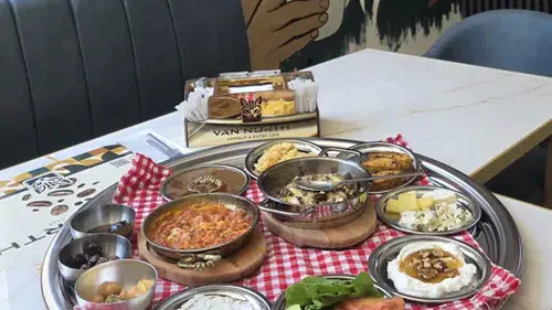 Gastronomi yazarı Ufuk Güngör ve Şef Eda Tuncel, Pendik'te Van North'un mutfağına imza attı