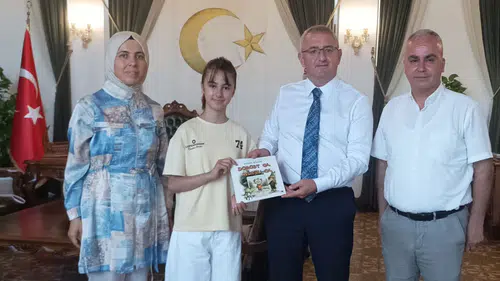 11 yaşında ilk kitabını yayınladı