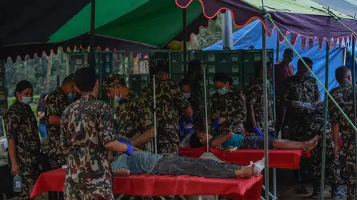 Nepal'de turist kurtarma operasyonu sürüyor: 261 kişi güvende, 320 kişiden hâlâ haber alınamıyor