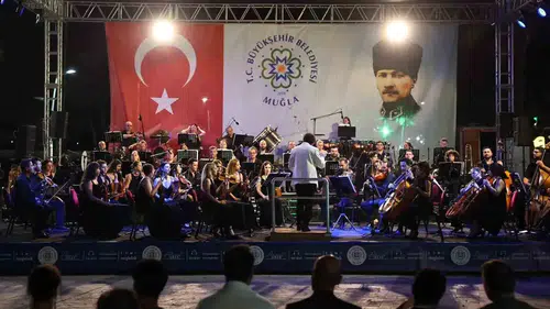 Turgutreis'te Anadolu müziği senfonik bir gecede Bodrumlularla buluştu