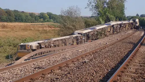İngiltere'de tren kazası: Raydan çıkan yolcu treninde 30 yaralı, soruşturma başlatıldı