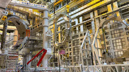 ITER’in füzyon reaktörünün kalbi şekilleniyor: Dev vakum kabı tokamak çukurunda birleşiyor