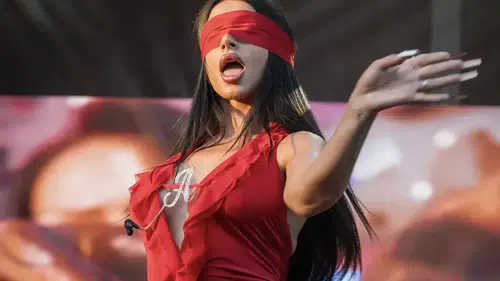 Alizade, Sziget Festivali'nde Kırmızı Kostümüyle Dikkat Çekti ve Sosyal Medyada Yankı Buldu