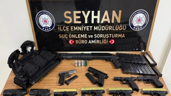 Adana'da bir evde ruhsatsız 12 silah ele geçirildi