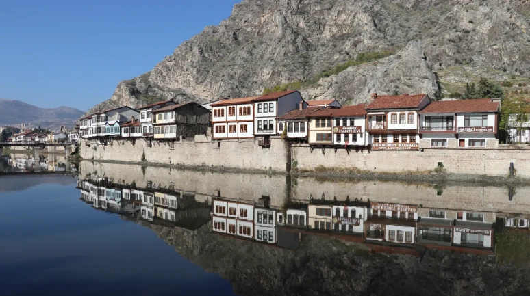 Amasya'nın Yalıboyu Evleri'nde Yeşilırmak manzarası