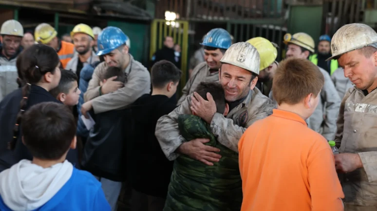 Madencilerin gözyaşları: Çocuklarından Dünya Madenciler Günü sürprizi